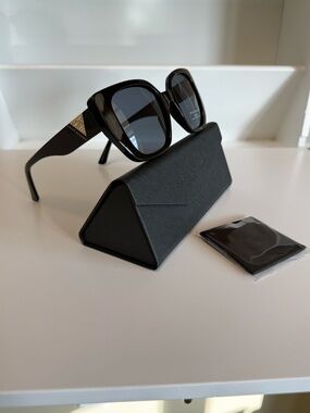 Prive Revaux Women's Sunglasses: Black Frame with Polarized Lenses, NEW